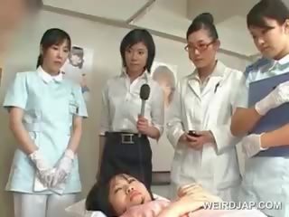 Aasialaiset ruskeaverikkö tyttö puhaltaa karvainen akseli at the sairaalan