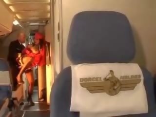 Geil stewardess ritten een piemel binnenin beide gaten