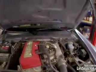 Машина mechanic трахає сексуальна, збуджена немовлята