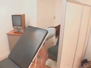 الآسيوية المريض مهبل افتتح مع منظار في ال الطبيب