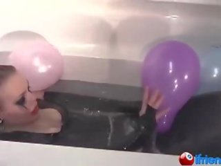 اللاتكس يرتدي فتاة مع البالونات في ل حوض الاستحمام