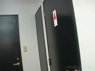 Azijietiškas paauglys cutie rodo twat o šlapinimasis į a tualetas