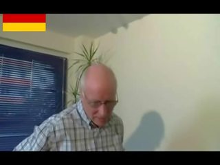 Tysk bestefar merker unge jente kåt