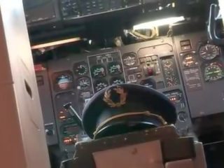 Stewardess shows hoe naar perfect rit op een lul