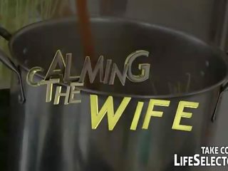 Livet selector: amatør kone blir knullet av en pikk og en agurk.