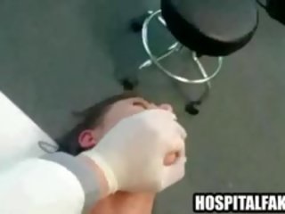 Potilas saa perseestä ja cummed päällä mukaan hänen lääkäri
