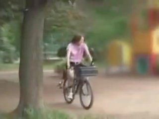 Японки момиче masturbated докато езда а specially modified секс bike!