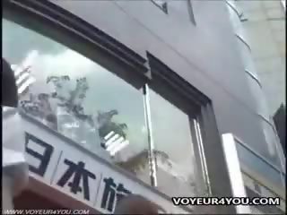 Японська дівчина під спідницею трусики таємно videoed