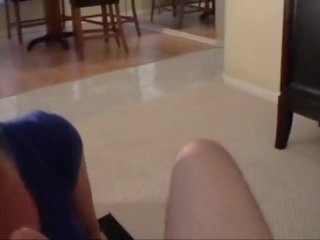 Captivating матуся мастурбація ногами