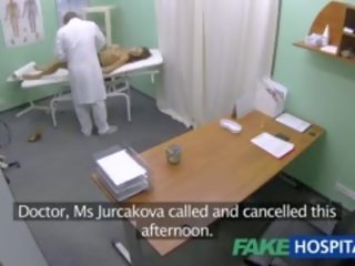 Fakehospital seksi gadis dengan besar tetek mendapat dokter pengobatan