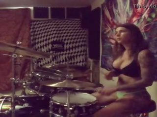 Felicity feline drums में उसकी undies पर घर