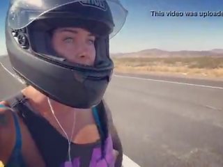 Felicity feline motorcycle femme fatale cabalgando aprilia en sujetador