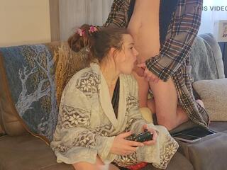Facefuck în timp ce gaming: fata fetis facut acasa murdar video ispravă. sleeplovers