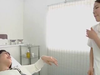 Japonesa lesbianas seductor spitting masaje clínica subtitulado