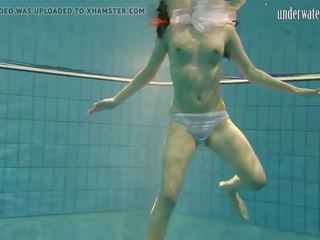 Pusaudze loses viņai apakšbiksītes zem ūdens, bezmaksas x nominālā video f5