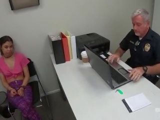 Cuffed jauns sieviete braucieni policists