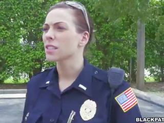 Vrouw cops trek over- zwart suspect en zuigen zijn piemel