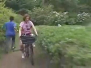 Japanska flicka masturbated medan ridning en specially modified kön bike!