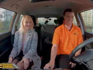 زائف driving مدرسة شقراء مارلين السكر في أسود جوارب x يتم التصويت عليها فيديو في سيارة